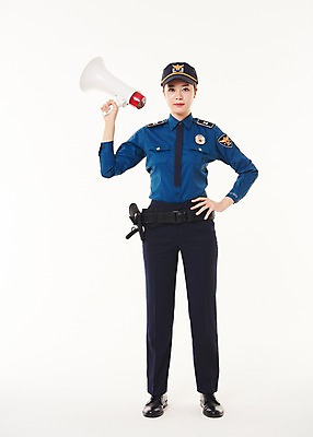 포토 JPG 스튜디오촬영 전신 여자 허리손 실내 한명 서기 들기 20대 성인 앞모습 확성기 한국인 경찰 경찰복 성인여자한명만 국내포토 직업 1 뷰포인트 포즈 유니폼 모션 사람 동양인 청년 내부 여자한명만 성인여자만 파일형식