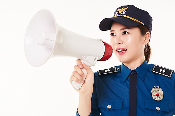 포토 JPG 스튜디오촬영 응시 여자 실내 한명 서기 들기 상반신 20대 성인 앞모습 확성기 외침 한국인 경찰 경찰복 성인여자한명만 국내포토 직업 1 시선 뷰포인트 유니폼 모션 사람 동양인 청년 내부 소리 여자한명만 성인여자만 파일형식