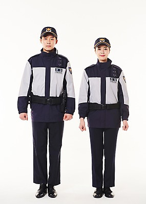 포토 JPG 스튜디오촬영 전신 여자 남자 실내 서기 20대 성인 두명 앞모습 점퍼 한국인 경찰 동료 경찰복 국내포토 직업 뷰포인트 유니폼 관계 모션 사람 동양인 청년 내부 외투 파일형식 옷 상의 인종