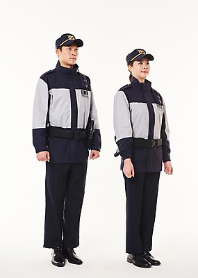 포토 JPG 스튜디오촬영 전신 응시 여자 남자 실내 서기 20대 성인 두명 옆모습 점퍼 한국인 경찰 동료 경찰복 국내포토 직업 시선 뷰포인트 유니폼 관계 모션 사람 동양인 청년 내부 외투 파일형식 옷 상의 인종