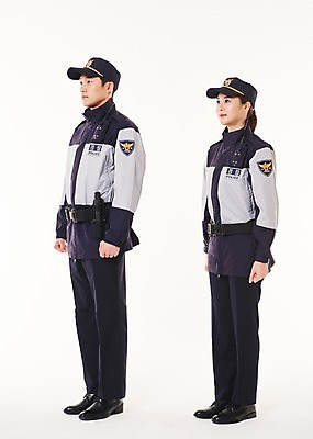 포토 JPG 스튜디오촬영 전신 응시 여자 남자 실내 서기 20대 성인 두명 옆모습 점퍼 한국인 경찰 동료 경찰복 국내포토 직업 시선 뷰포인트 유니폼 관계 모션 사람 동양인 청년 내부 외투 파일형식