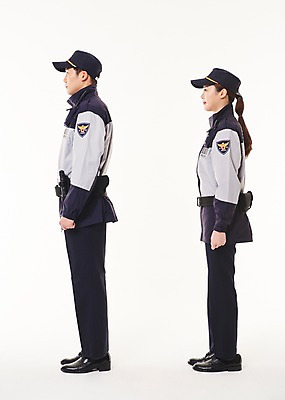 포토 JPG 스튜디오촬영 전신 응시 여자 남자 실내 서기 20대 성인 두명 옆모습 점퍼 한국인 경찰 동료 경찰복 국내포토 직업 시선 뷰포인트 유니폼 관계 모션 사람 동양인 청년 내부 외투 파일형식