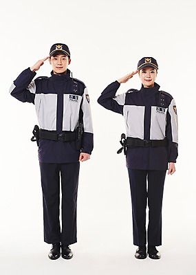 포토 JPG 스튜디오촬영 전신 여자 남자 실내 서기 20대 성인 두명 앞모습 점퍼 한국인 경찰 동료 경찰복 경례 국내포토 직업 뷰포인트 유니폼 관계 모션 사람 동양인 청년 내부 외투 인사 파일형식