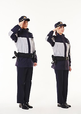 포토 JPG 스튜디오촬영 전신 응시 여자 남자 실내 서기 20대 성인 두명 옆모습 점퍼 한국인 경찰 동료 경찰복 경례 국내포토 직업 시선 뷰포인트 유니폼 관계 모션 사람 동양인 청년 내부 외투 인사 파일형식