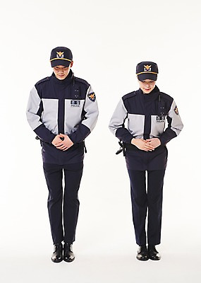 포토 JPG 스튜디오촬영 전신 여자 남자 실내 서기 20대 성인 두명 앞모습 점퍼 한국인 인사 경찰 동료 경찰복 손모으기 국내포토 직업 뷰포인트 유니폼 관계 모션 사람 동양인 손짓 청년 내부 외투 예절 파일형식