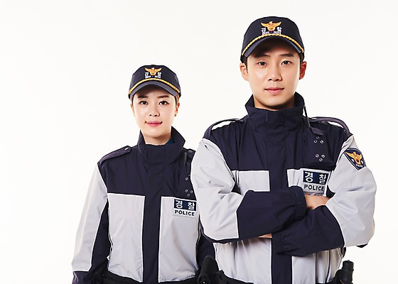 포토 JPG 스튜디오촬영 여자 남자 실내 서기 웃음 상반신 20대 성인 두명 앞모습 팔짱 점퍼 한국인 경찰 동료 경찰복 국내포토 직업 뷰포인트 유니폼 관계 모션 표정 사람 동양인 청년 내부 외투 파일형식