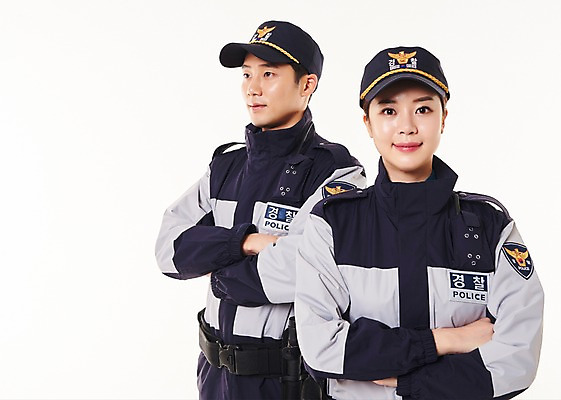 포토 JPG 스튜디오촬영 여자 남자 실내 서기 웃음 상반신 20대 성인 두명 앞모습 팔짱 점퍼 한국인 경찰 동료 경찰복 국내포토 직업 뷰포인트 유니폼 관계 모션 표정 사람 동양인 청년 내부 외투 파일형식