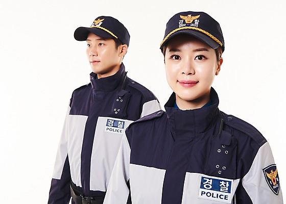포토 JPG 스튜디오촬영 응시 여자 남자 실내 서기 상반신 20대 성인 두명 앞모습 점퍼 한국인 경찰 동료 경찰복 국내포토 직업 시선 뷰포인트 유니폼 관계 모션 사람 동양인 청년 내부 외투 파일형식 옷 상의 인종