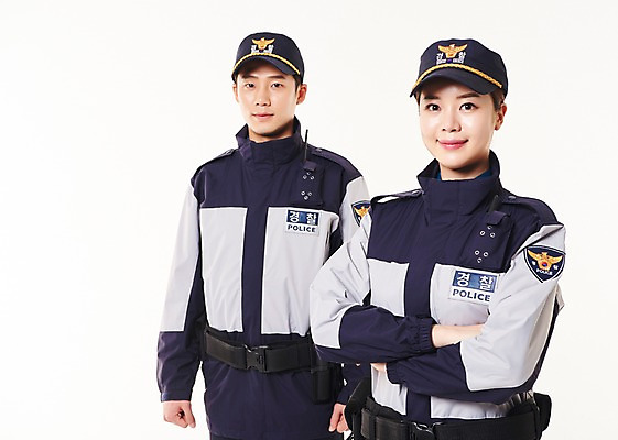 포토 JPG 스튜디오촬영 여자 남자 실내 서기 웃음 상반신 20대 성인 두명 앞모습 팔짱 점퍼 한국인 경찰 동료 경찰복 국내포토 직업 뷰포인트 유니폼 관계 모션 표정 사람 동양인 청년 내부 외투 파일형식