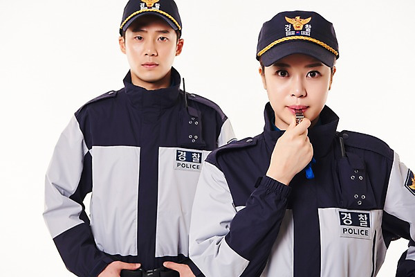 포토 JPG 스튜디오촬영 여자 남자 실내 서기 상반신 20대 성인 두명 앞모습 점퍼 한국인 경찰 불기 호루라기 동료 경찰복 국내포토 직업 뷰포인트 유니폼 관계 모션 사람 동양인 청년 내부 외투 파일형식