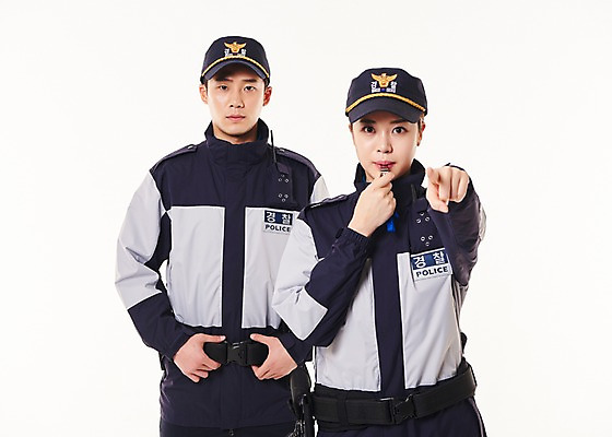 포토 JPG 스튜디오촬영 여자 남자 실내 서기 상반신 20대 성인 두명 앞모습 점퍼 한국인 가리킴 경찰 불기 호루라기 동료 경찰복 국내포토 직업 뷰포인트 유니폼 관계 모션 사람 동양인 손짓 청년 내부 외투 파일형식