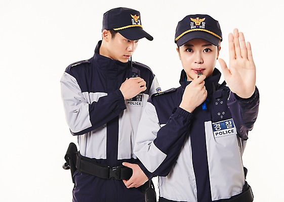 포토 JPG 스튜디오촬영 여자 남자 실내 서기 손짓 상반신 20대 성인 두명 앞모습 점퍼 한국인 경찰 정지 불기 호루라기 동료 경찰복 무전기 국내포토 직업 뷰포인트 유니폼 관계 모션 무선통신 사람 동양인 청년 내부 외투 파일형식