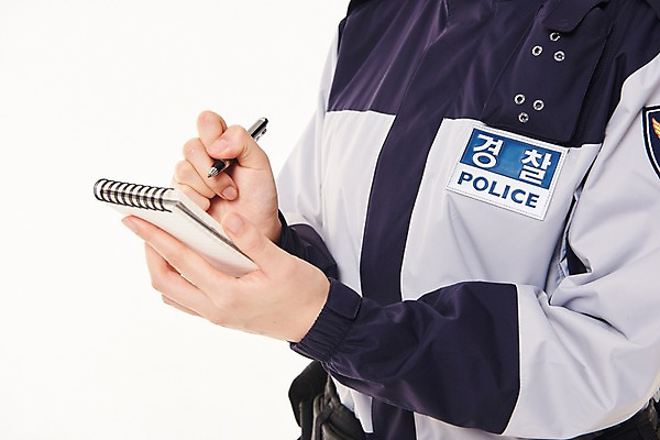 포토 JPG 스튜디오촬영 여자 실내 한명 서기 상반신 20대 성인 옆모습 신체부위 다이어리 점퍼 한국인 기록 경찰 경찰복 성인여자한명만 국내포토 직업 1 뷰포인트 유니폼 모션 사람 동양인 청년 내부 사무용품 외투 여자한명만 성인여자만 파일형식