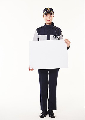 포토 JPG 스튜디오촬영 전신 배너 여자 사각프레임 프레임 실내 한명 서기 웃음 들기 20대 성인 앞모습 점퍼 한국인 경찰 경찰복 성인여자한명만 국내포토 직업 1 뷰포인트 유니폼 모션 표정 사람 동양인 청년 내부 사각형 외투 여자한명만 성인여자만 파일형식