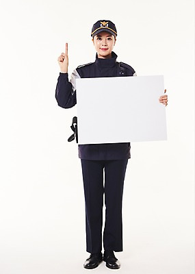 포토 JPG 스튜디오촬영 전신 1 배너 여자 사각프레임 프레임 실내 한명 서기 웃음 들기 손짓 20대 성인 앞모습 숫자 점퍼 한국인 경찰 경찰복 성인여자한명만 국내포토 직업 문자 뷰포인트 유니폼 모션 표정 사람 동양인 청년 내부 사각형 외투 여자한명만 성인여자만 파일형식