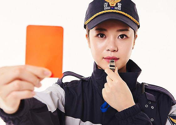 포토 JPG 스튜디오촬영 여자 실내 경고 한명 서기 상반신 20대 성인 앞모습 점퍼 한국인 경찰 불기 호루라기 경찰복 레드카드 성인여자한명만 국내포토 직업 1 뷰포인트 유니폼 모션 사람 동양인 청년 내부 외투 카드_놀이용품 여자한명만 성인여자만 파일형식