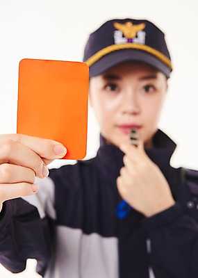 포토 JPG 스튜디오촬영 여자 실내 경고 한명 서기 상반신 20대 성인 앞모습 아웃포커스 점퍼 한국인 경찰 불기 호루라기 경찰복 레드카드 성인여자한명만 국내포토 직업 1 뷰포인트 유니폼 모션 촬영기법 사람 동양인 청년 내부 외투 카드_놀이용품 여자한명만 성인여자만 파일형식 옷 상의 인종 여자만 성인만