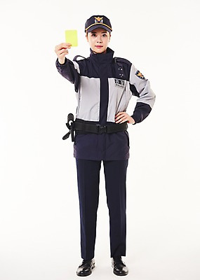 포토 JPG 스튜디오촬영 전신 여자 허리손 실내 한명 서기 들기 20대 성인 앞모습 점퍼 한국인 경찰 경찰복 옐로우카드 성인여자한명만 국내포토 직업 1 뷰포인트 포즈 유니폼 모션 경고 사람 동양인 청년 내부 외투 여자한명만 성인여자만 파일형식