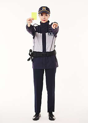 포토 JPG 스튜디오촬영 전신 여자 실내 한명 서기 들기 20대 성인 앞모습 점퍼 한국인 가리킴 경찰 경찰복 옐로우카드 성인여자한명만 국내포토 직업 1 뷰포인트 유니폼 모션 경고 사람 동양인 손짓 청년 내부 외투 여자한명만 성인여자만 파일형식