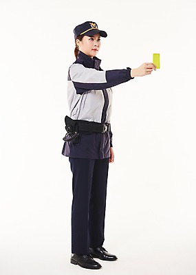 포토 JPG 스튜디오촬영 전신 응시 여자 실내 한명 서기 들기 20대 성인 옆모습 점퍼 한국인 경찰 경찰복 옐로우카드 성인여자한명만 국내포토 직업 1 시선 뷰포인트 유니폼 모션 경고 사람 동양인 청년 내부 외투 여자한명만 성인여자만 파일형식