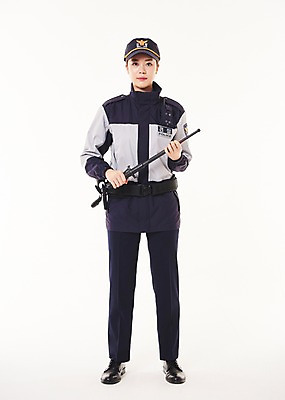 포토 JPG 스튜디오촬영 전신 여자 실내 한명 서기 들기 20대 성인 앞모습 점퍼 한국인 경찰 경찰복 경광봉 성인여자한명만 국내포토 직업 1 뷰포인트 유니폼 모션 사람 동양인 청년 내부 외투 여자한명만 성인여자만 파일형식