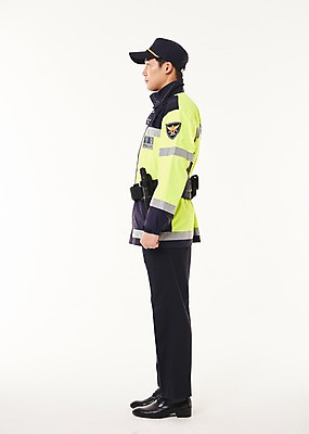 포토 JPG 스튜디오촬영 전신 응시 남자 실내 한명 서기 20대 성인 옆모습 점퍼 한국인 경찰 경찰복 교통경찰 성인남자한명만 국내포토 직업 1 시선 뷰포인트 유니폼 모션 사람 동양인 청년 내부 외투 남자한명만 성인남자만 파일형식 옷 상의 인종 남자만 성인만