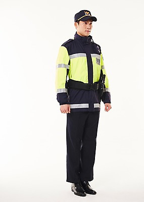 포토 JPG 스튜디오촬영 전신 응시 남자 실내 한명 서기 20대 성인 옆모습 점퍼 한국인 경찰 경찰복 교통경찰 성인남자한명만 국내포토 직업 1 시선 뷰포인트 유니폼 모션 사람 동양인 청년 내부 외투 남자한명만 성인남자만 파일형식