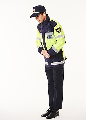 포토 JPG 스튜디오촬영 전신 남자 실내 한명 서기 20대 성인 옆모습 점퍼 한국인 인사 경찰 경찰복 손모으기 교통경찰 성인남자한명만 국내포토 직업 1 뷰포인트 유니폼 모션 사람 동양인 손짓 청년 내부 외투 예절 남자한명만 성인남자만 파일형식