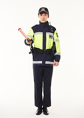 포토 JPG 스튜디오촬영 전신 남자 실내 한명 서기 들기 20대 성인 앞모습 점퍼 한국인 경찰 경찰복 경찰봉 경고등 교통경찰 성인남자한명만 국내포토 직업 1 뷰포인트 유니폼 모션 사람 동양인 청년 내부 외투 남자한명만 성인남자만 파일형식