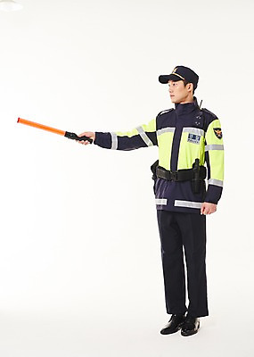 포토 JPG 스튜디오촬영 전신 응시 남자 실내 한명 서기 들기 20대 성인 옆모습 점퍼 한국인 경찰 경찰복 경찰봉 경고등 교통경찰 성인남자한명만 국내포토 직업 1 시선 뷰포인트 유니폼 모션 사람 동양인 청년 내부 외투 남자한명만 성인남자만 파일형식