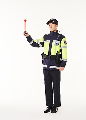 포토 JPG 스튜디오촬영 전신 응시 남자 실내 한명 서기 들기 20대 성인 옆모습 점퍼 한국인 경찰 경찰복 경찰봉 경고등 교통경찰 성인남자한명만 국내포토 직업 1 시선 뷰포인트 유니폼 모션 사람 동양인 청년 내부 외투 남자한명만 성인남자만 파일형식