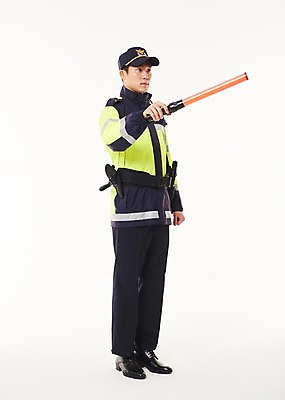포토 JPG 스튜디오촬영 전신 응시 남자 실내 한명 서기 들기 20대 성인 옆모습 점퍼 한국인 경찰 경찰복 경찰봉 경고등 교통경찰 성인남자한명만 국내포토 직업 1 시선 뷰포인트 유니폼 모션 사람 동양인 청년 내부 외투 남자한명만 성인남자만 파일형식 옷 상의 인종 남자만 성인만