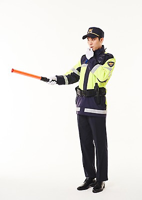 포토 JPG 스튜디오촬영 전신 응시 남자 실내 한명 서기 들기 20대 성인 옆모습 점퍼 한국인 경찰 불기 호루라기 경찰복 경찰봉 경고등 교통경찰 성인남자한명만 국내포토 직업 1 시선 뷰포인트 유니폼 모션 사람 동양인 청년 내부 외투 남자한명만 성인남자만 파일형식