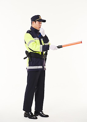 포토 JPG 스튜디오촬영 전신 응시 남자 실내 한명 서기 들기 20대 성인 옆모습 점퍼 한국인 경찰 불기 호루라기 경찰복 경찰봉 경고등 교통경찰 성인남자한명만 국내포토 직업 1 시선 뷰포인트 유니폼 모션 사람 동양인 청년 내부 외투 남자한명만 성인남자만 파일형식