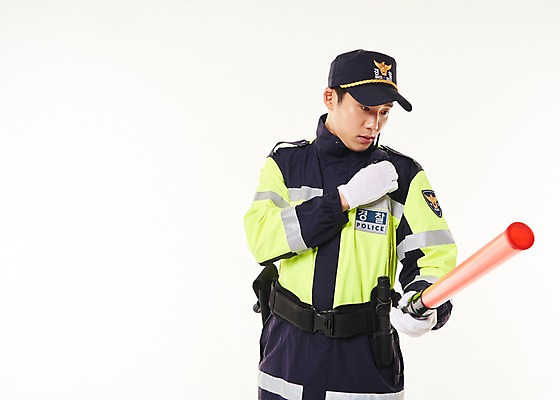 포토 JPG 스튜디오촬영 응시 남자 실내 한명 서기 들기 상반신 20대 성인 앞모습 점퍼 한국인 경찰 경찰복 무전기 경찰봉 경고등 교통경찰 성인남자한명만 국내포토 직업 1 시선 뷰포인트 유니폼 모션 무선통신 사람 동양인 청년 내부 외투 남자한명만 성인남자만 파일형식