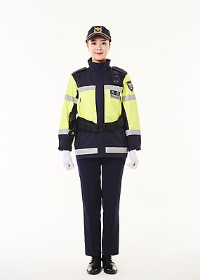 포토 JPG 스튜디오촬영 전신 여자 실내 한명 서기 20대 성인 앞모습 점퍼 한국인 경찰 경찰복 교통경찰 성인여자한명만 국내포토 직업 1 뷰포인트 유니폼 모션 사람 동양인 청년 내부 외투 여자한명만 성인여자만 파일형식 옷 상의 인종 여자만 성인만