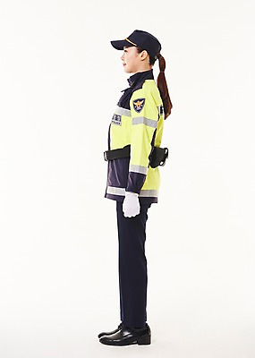 포토 JPG 스튜디오촬영 전신 응시 여자 실내 한명 서기 20대 성인 옆모습 점퍼 한국인 경찰 경찰복 교통경찰 성인여자한명만 국내포토 직업 1 시선 뷰포인트 유니폼 모션 사람 동양인 청년 내부 외투 여자한명만 성인여자만 파일형식