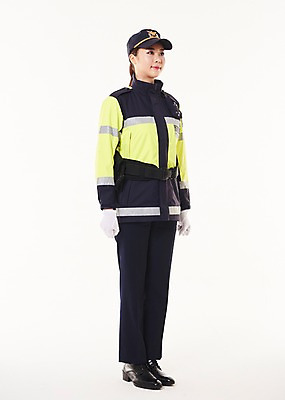 포토 JPG 스튜디오촬영 전신 응시 여자 실내 한명 서기 20대 성인 옆모습 점퍼 한국인 경찰 경찰복 교통경찰 성인여자한명만 국내포토 직업 1 시선 뷰포인트 유니폼 모션 사람 동양인 청년 내부 외투 여자한명만 성인여자만 파일형식 옷 상의 인종 여자만 성인만