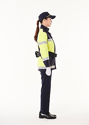 포토 JPG 스튜디오촬영 전신 응시 여자 실내 한명 서기 20대 성인 옆모습 점퍼 한국인 경찰 경찰복 교통경찰 성인여자한명만 국내포토 직업 1 시선 뷰포인트 유니폼 모션 사람 동양인 청년 내부 외투 여자한명만 성인여자만 파일형식