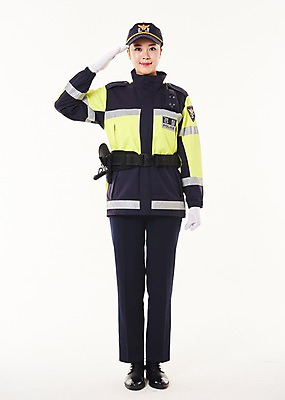 포토 JPG 스튜디오촬영 전신 여자 실내 한명 서기 20대 성인 앞모습 점퍼 한국인 경찰 경찰복 경례 교통경찰 성인여자한명만 국내포토 직업 1 뷰포인트 유니폼 모션 사람 동양인 청년 내부 외투 인사 여자한명만 성인여자만 파일형식