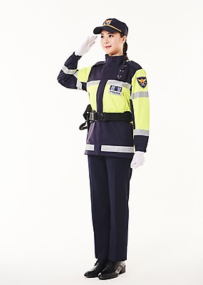 포토 JPG 스튜디오촬영 전신 응시 여자 실내 한명 서기 20대 성인 옆모습 점퍼 한국인 경찰 경찰복 경례 교통경찰 성인여자한명만 국내포토 직업 1 시선 뷰포인트 유니폼 모션 사람 동양인 청년 내부 외투 인사 여자한명만 성인여자만 파일형식