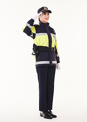 포토 JPG 스튜디오촬영 전신 응시 여자 실내 한명 서기 20대 성인 옆모습 점퍼 한국인 경찰 경찰복 경례 교통경찰 성인여자한명만 국내포토 직업 1 시선 뷰포인트 유니폼 모션 사람 동양인 청년 내부 외투 인사 여자한명만 성인여자만 파일형식