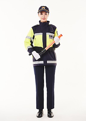 포토 JPG 스튜디오촬영 전신 여자 실내 한명 서기 들기 20대 성인 앞모습 점퍼 한국인 경찰 경찰복 경찰봉 경고등 교통경찰 성인여자한명만 국내포토 직업 1 뷰포인트 유니폼 모션 사람 동양인 청년 내부 외투 여자한명만 성인여자만 파일형식