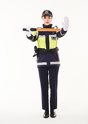 포토 JPG 스튜디오촬영 전신 여자 실내 한명 서기 들기 20대 성인 앞모습 점퍼 한국인 경찰 경찰복 경찰봉 경고등 교통경찰 성인여자한명만 국내포토 직업 1 뷰포인트 유니폼 모션 사람 동양인 청년 내부 외투 여자한명만 성인여자만 파일형식