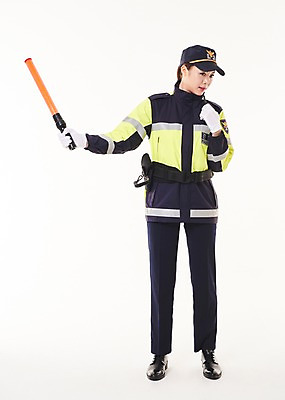 포토 JPG 스튜디오촬영 전신 응시 여자 실내 한명 서기 들기 20대 성인 앞모습 점퍼 한국인 경찰 경찰복 무전기 경찰봉 경고등 교통경찰 성인여자한명만 국내포토 직업 1 시선 뷰포인트 유니폼 모션 무선통신 사람 동양인 청년 내부 외투 여자한명만 성인여자만 파일형식