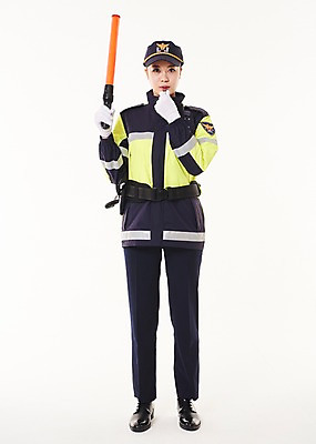 포토 JPG 스튜디오촬영 전신 여자 실내 한명 서기 들기 20대 성인 앞모습 점퍼 한국인 경찰 불기 호루라기 경찰복 경찰봉 경고등 교통경찰 성인여자한명만 국내포토 직업 1 뷰포인트 유니폼 모션 사람 동양인 청년 내부 외투 여자한명만 성인여자만 파일형식