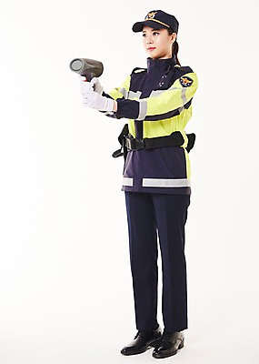 포토 JPG 스튜디오촬영 전신 응시 여자 실내 한명 서기 들기 20대 성인 옆모습 점퍼 한국인 경찰 측정 속도 경찰복 교통경찰 성인여자한명만 스피드건 국내포토 직업 1 시선 뷰포인트 유니폼 모션 사람 동양인 청년 내부 외투 측정기구 여자한명만 성인여자만 파일형식