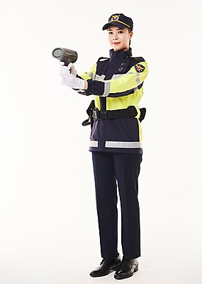 포토 JPG 스튜디오촬영 전신 응시 여자 실내 한명 서기 웃음 들기 20대 성인 옆모습 점퍼 한국인 경찰 측정 속도 경찰복 교통경찰 성인여자한명만 스피드건 국내포토 직업 1 시선 뷰포인트 유니폼 모션 표정 사람 동양인 청년 내부 외투 측정기구 여자한명만 성인여자만 파일형식