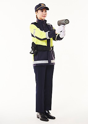 포토 JPG 스튜디오촬영 전신 응시 여자 실내 한명 서기 들기 20대 성인 옆모습 점퍼 한국인 경찰 측정 속도 경찰복 교통경찰 성인여자한명만 스피드건 국내포토 직업 1 시선 뷰포인트 유니폼 모션 사람 동양인 청년 내부 외투 측정기구 여자한명만 성인여자만 파일형식