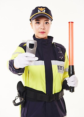 포토 JPG 스튜디오촬영 전신 여자 실내 한명 서기 들기 20대 성인 앞모습 점퍼 한국인 알코올 경찰 경찰복 경찰봉 경고등 교통경찰 음주측정기 성인여자한명만 국내포토 직업 1 뷰포인트 유니폼 모션 사람 동양인 청년 내부 외투 여자한명만 성인여자만 파일형식